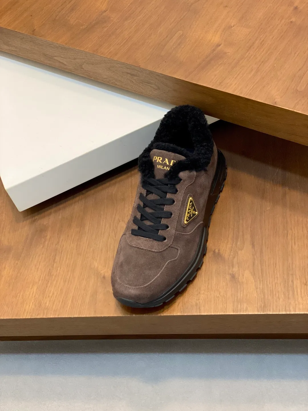 💰780 Prada/Prada Autumn and winter men's leather lace-up sneakers. Top-quality goods produced in Dongguan. Imported Nappa cowhide leather upper with raised layered design. Light and breathable, soft and comfortable. Genuine calfskin leather edging has a distinctive sporty style. The leather tongue is equipped with the classic PRADA letter red rubber label badge to fully display the brand style. The transparent air-cushion midsole is equipped with a lightweight tread rubber outsole. It is light and increased by about 4CM. The inner lining is Excellent foot feel. Comes with original packaging. 38-44 (customized at 45). Size: 39-40-41-42-43-44. Standard leather shoe size.